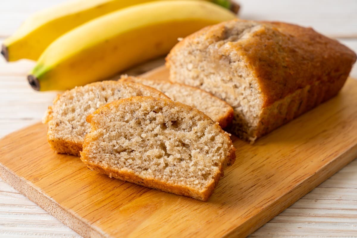 Ganz einfacher Bananenkuchen mit Butter und Vanille