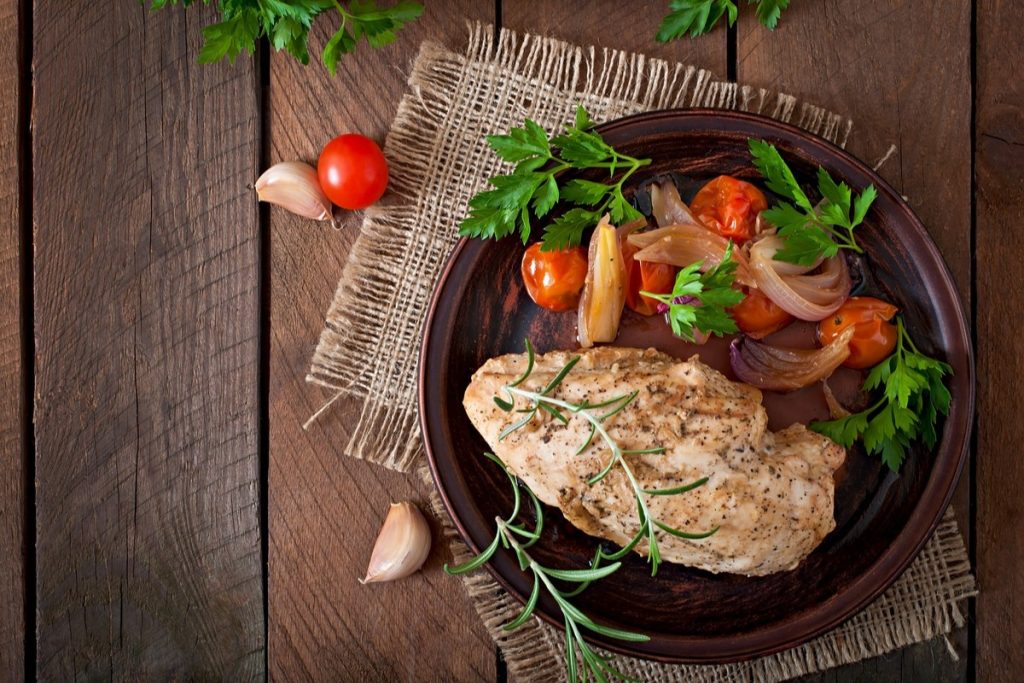 Gebackene Hähnchenfilets mit Kirschtomaten und Kräutern