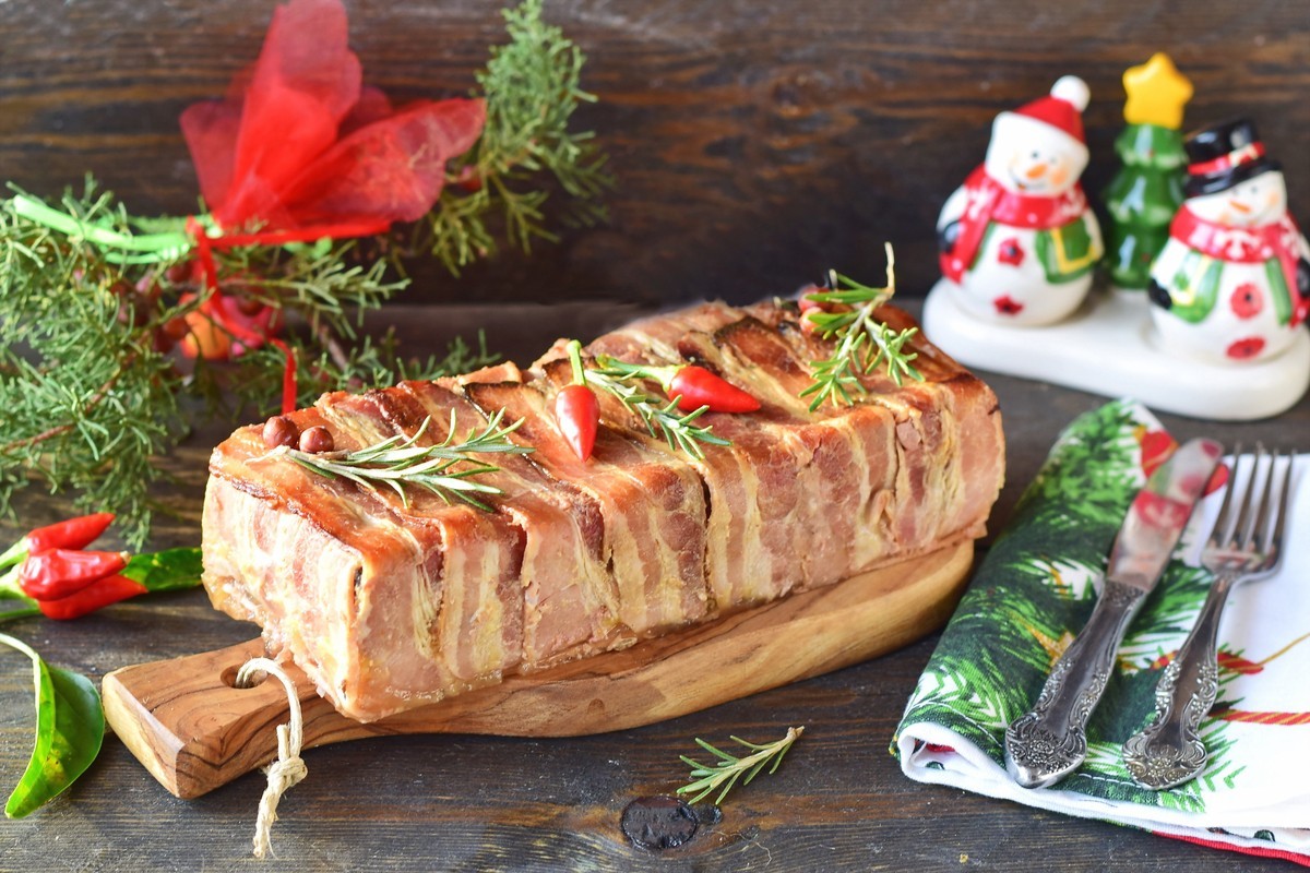 Gebackene Terrine aus Hähnchen mit Speck und Oliven