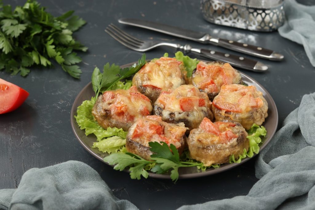 Gefüllte Champignons mit Käse und Tomaten