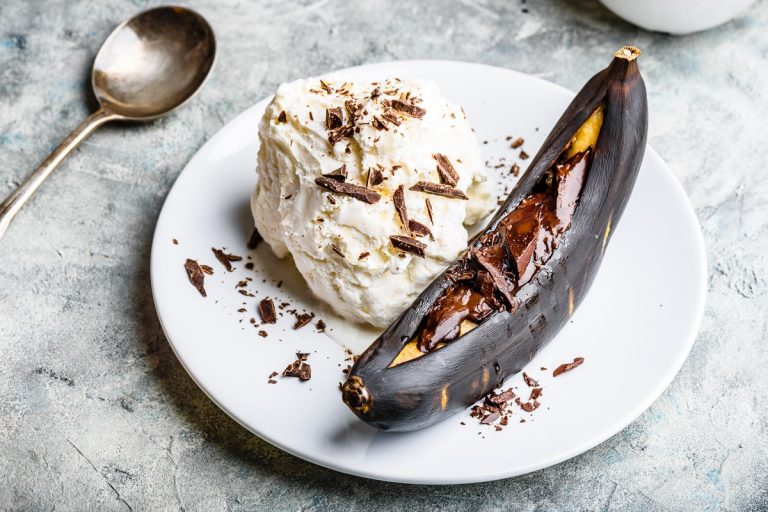 Gefüllte Pfannkuchen mit Schokolade und Bananen