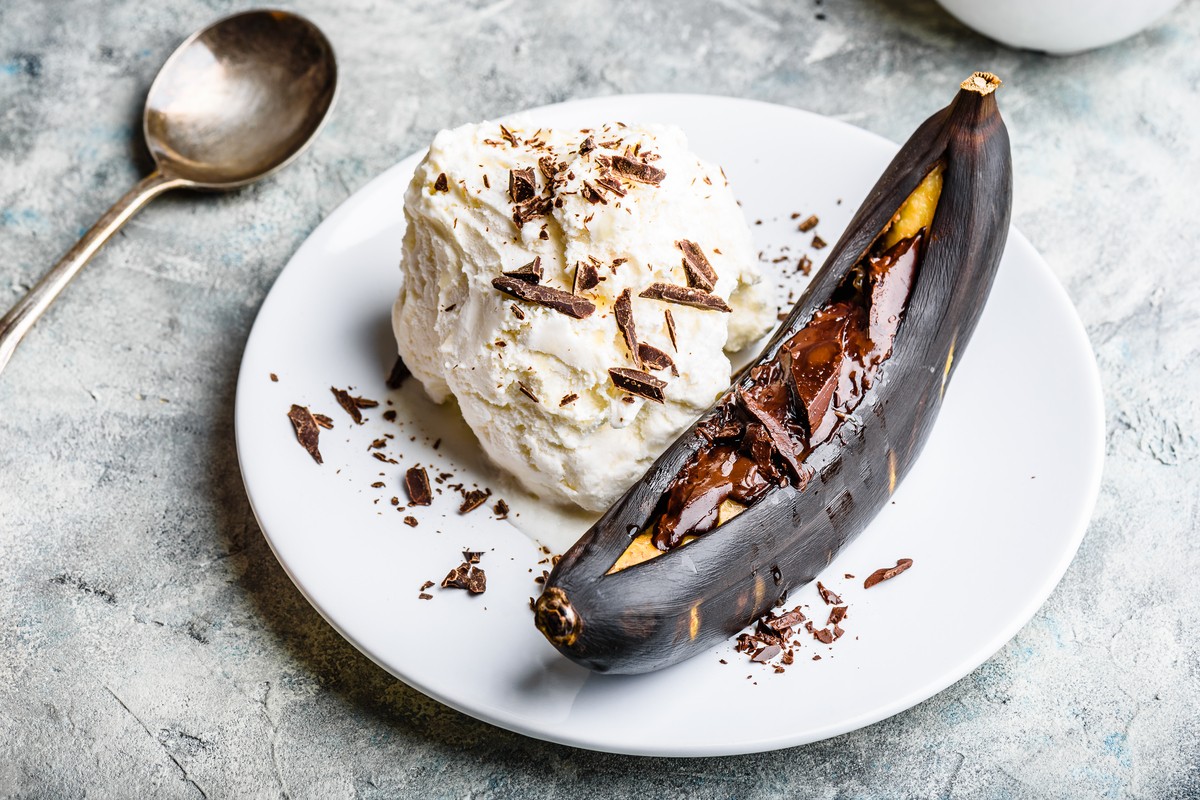 Gegrillte Bananen mit Schokolade und Eiscreme