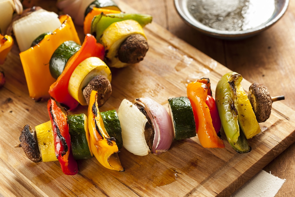 Gegrillte Gemüsespieße aus Paprika, Zucchini und Champignons