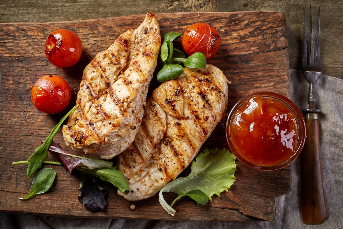 Gegrillte Hähnchenbrustfilets in Knoblauchmarinade und Tomaten