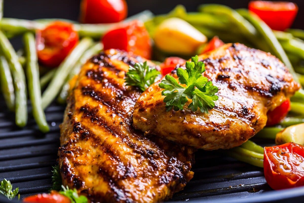 Gegrillte Hähnchenbrustfilets in einer Marinade mit Chili