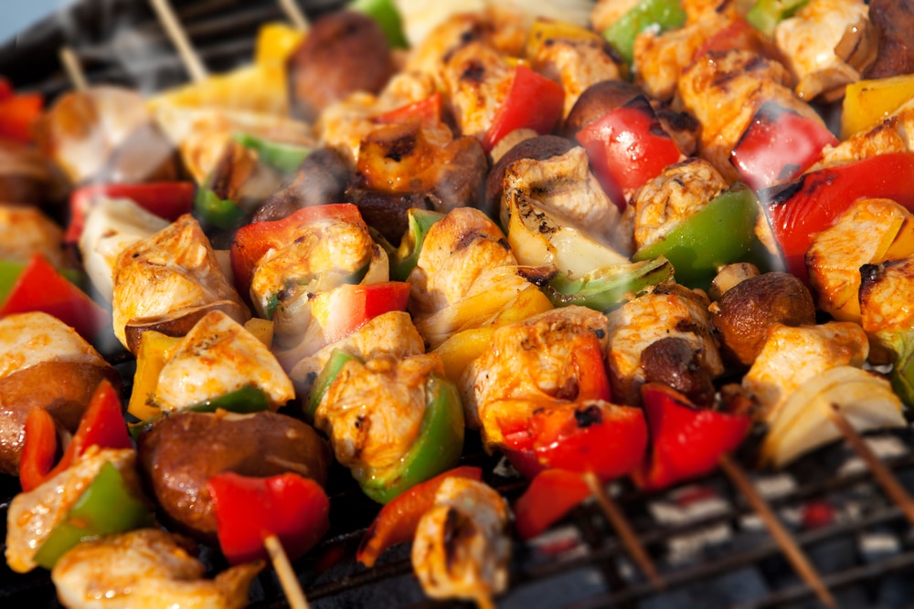 Gegrillte Hähnchenspieße mit Paprika und Zwiebeln