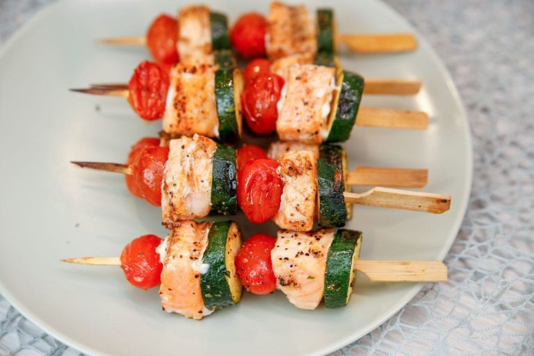 Gegrillte Lachsspieße mit Zucchini und Tomaten