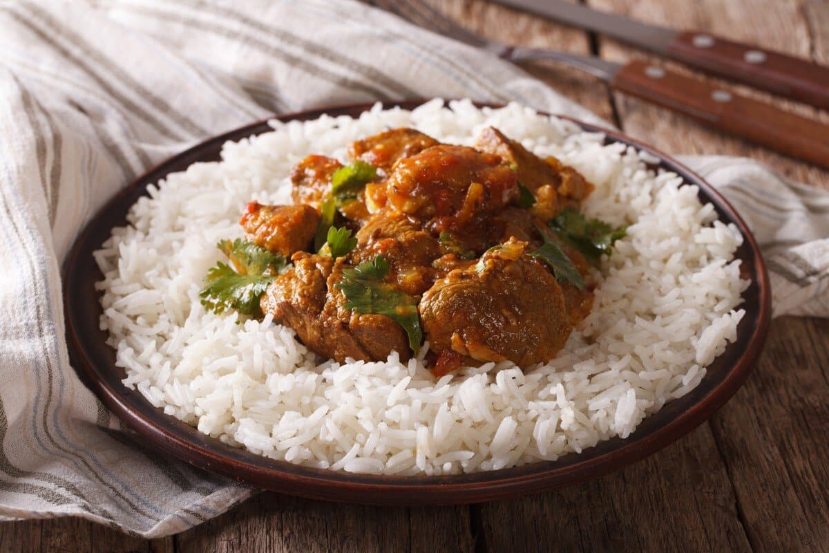 Geschmortes Lammfleisch in Currysauce mit Kurkuma und Kräutern