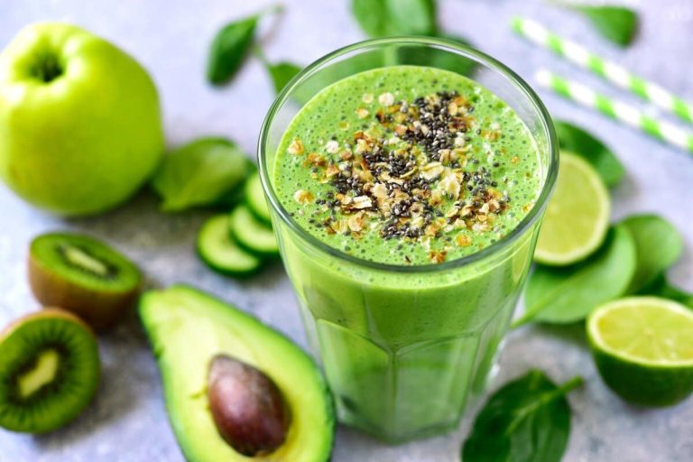 Gesunder Avocado Smoothie mit Apfel, Gurke und Kiwi