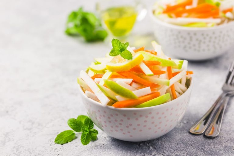 Pikanter Hähnchensalat mit Kohlrabi, Apfel und Curry Dressing