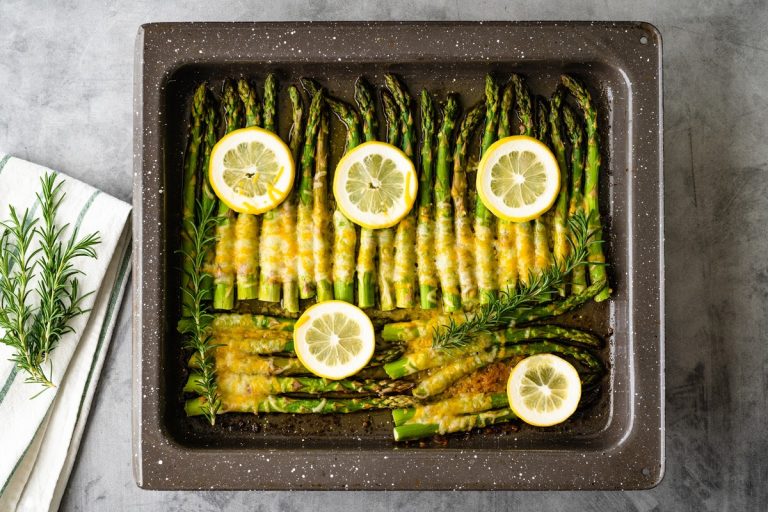 Grüner Spargel mit Parmesan und Knoblauch im Backofen