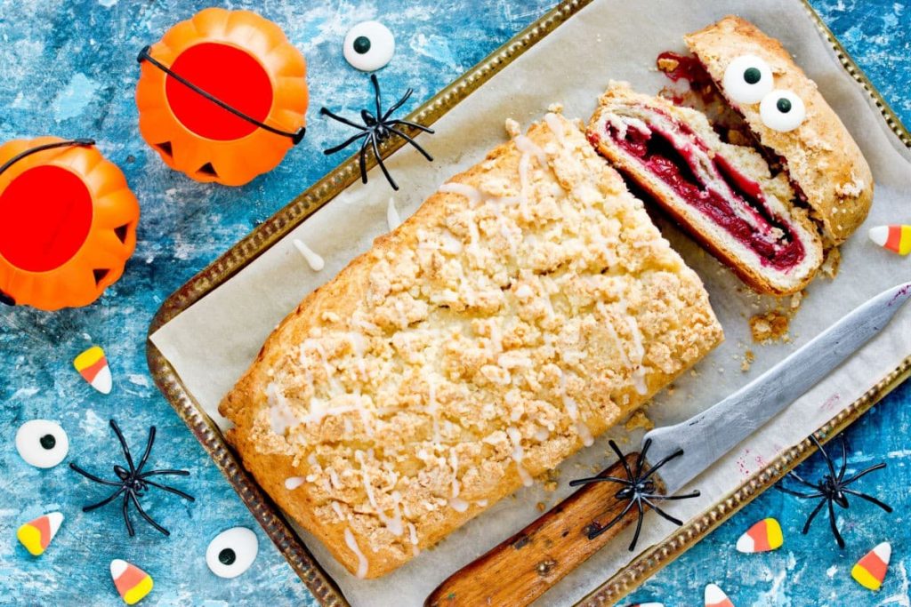 Halloween Strudel mit Marmelade und Nüssen als Mumie