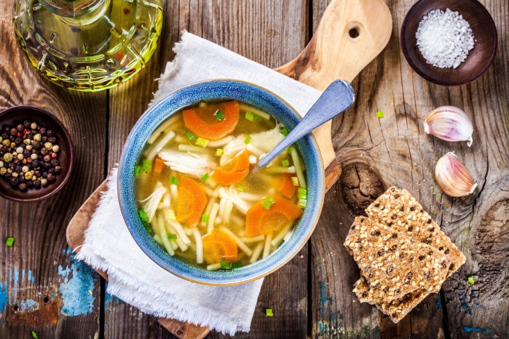 Herzhafte Nudelsuppe mit Kartoffeln, Hühnerleber und Gemüse