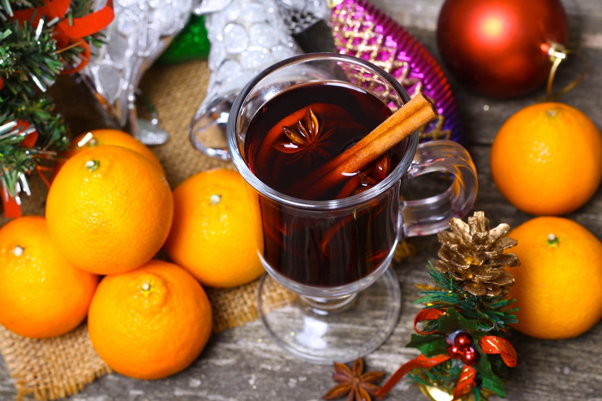 Heißer Glühwein mit Orange