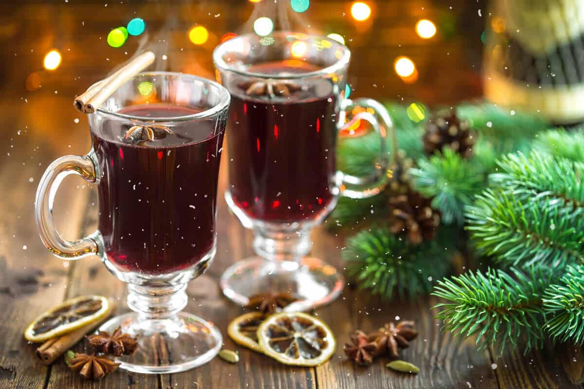 Heißer Glühwein mit Zitronensaft