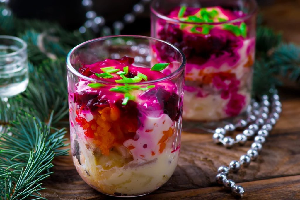 Hering Salat im Glas mit rote Beete, Kartoffeln und Möhren