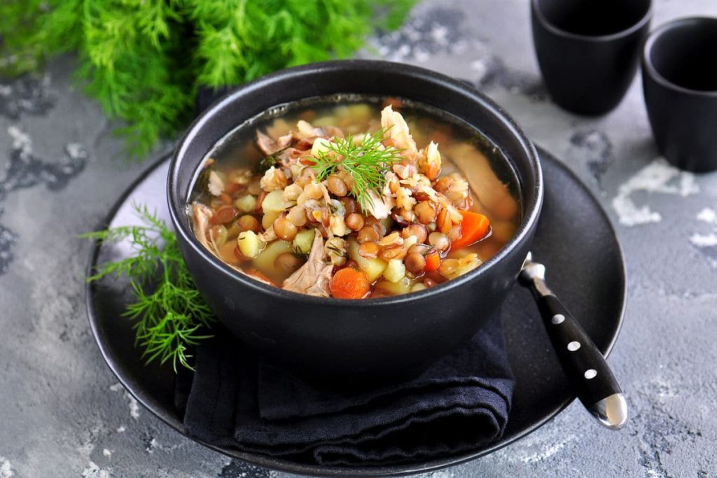 Herzhafte Linsensuppe mit Hähnchen und Gemüse