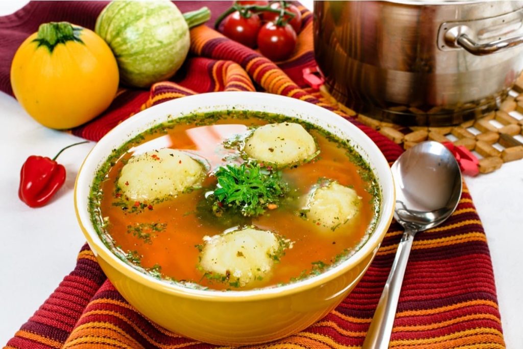 Herzhafte Rindfleischsuppe mit Grießknödeln und Gemüse