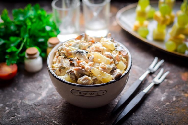 Herzhafter Eiersalat mit Champignons, Orangen und koreanischen Karotten