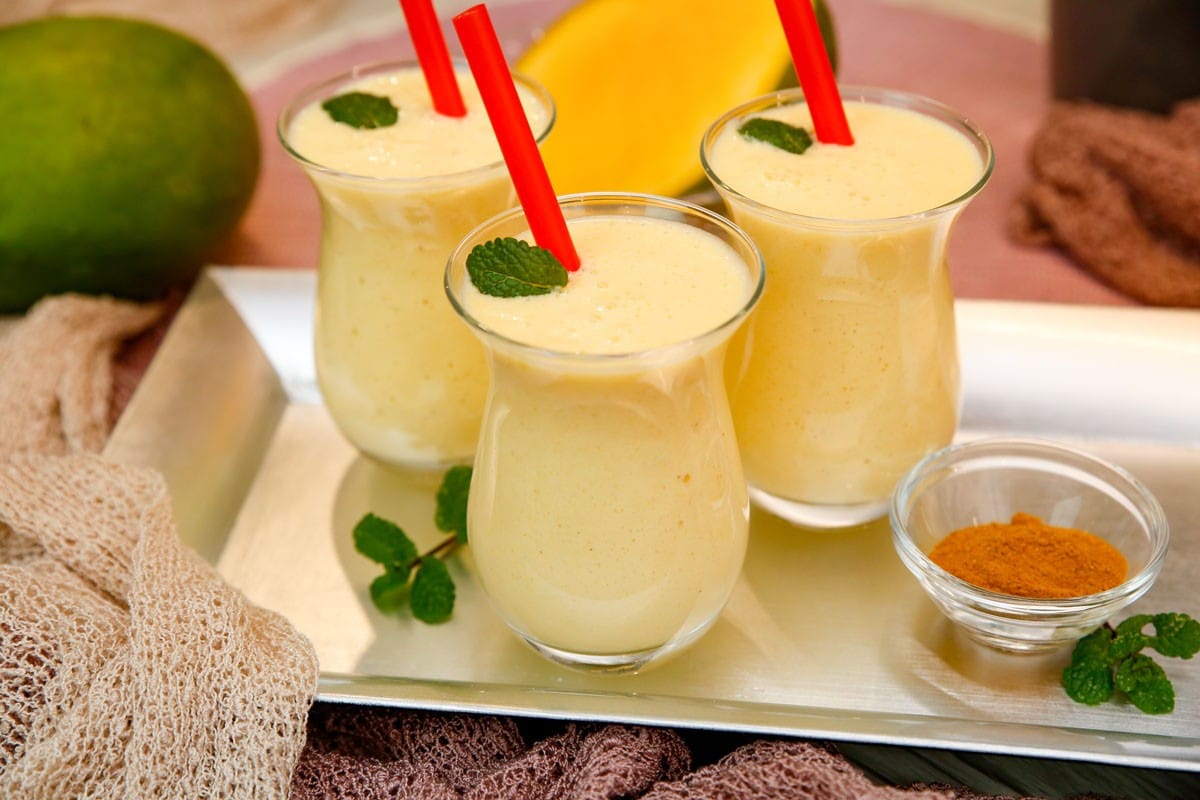 Indischer Mango Lassi – Smoothie mit Joghurt, Sojamilch und Kurkuma