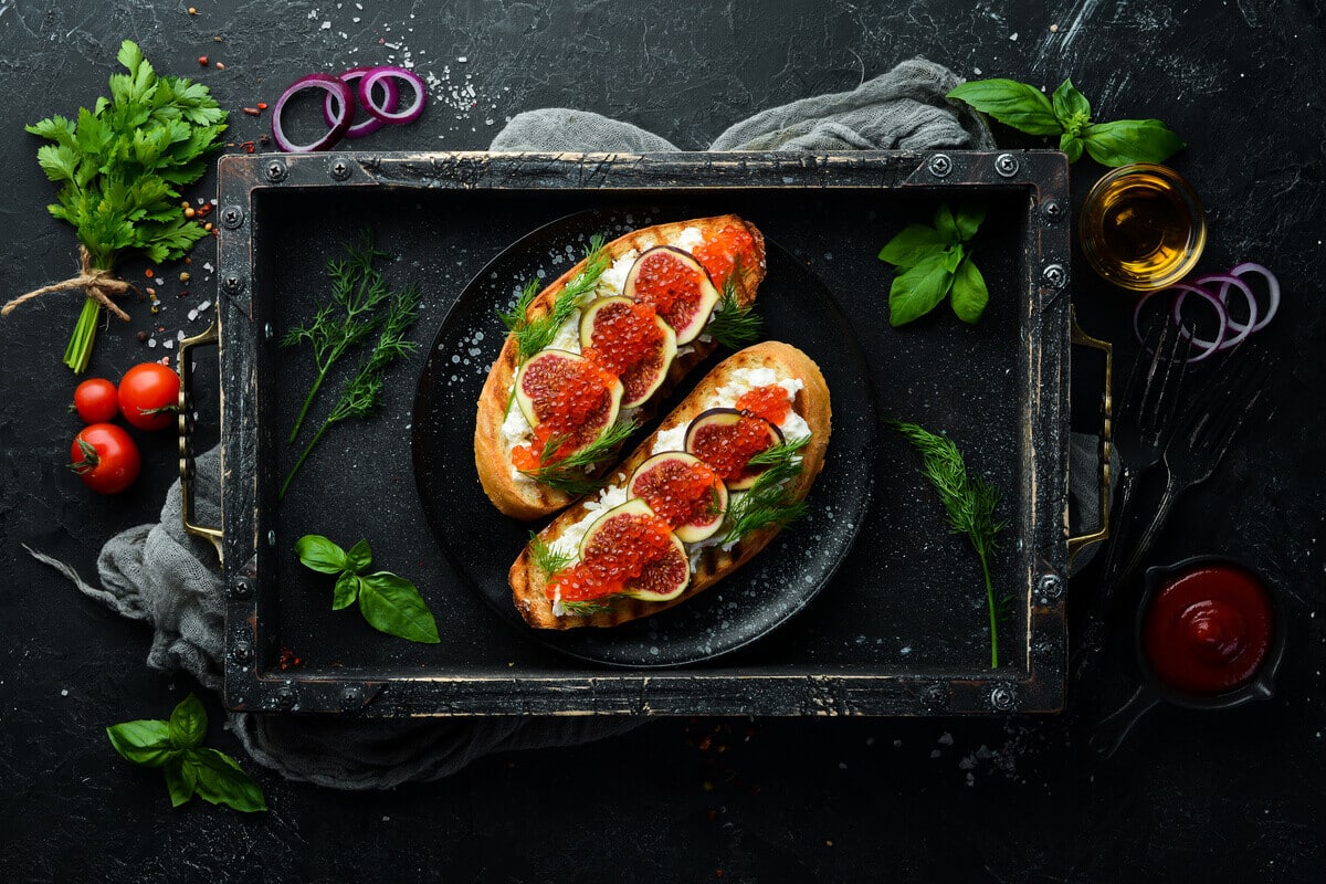 Italienische Bruschetta mit rotem Kaviar