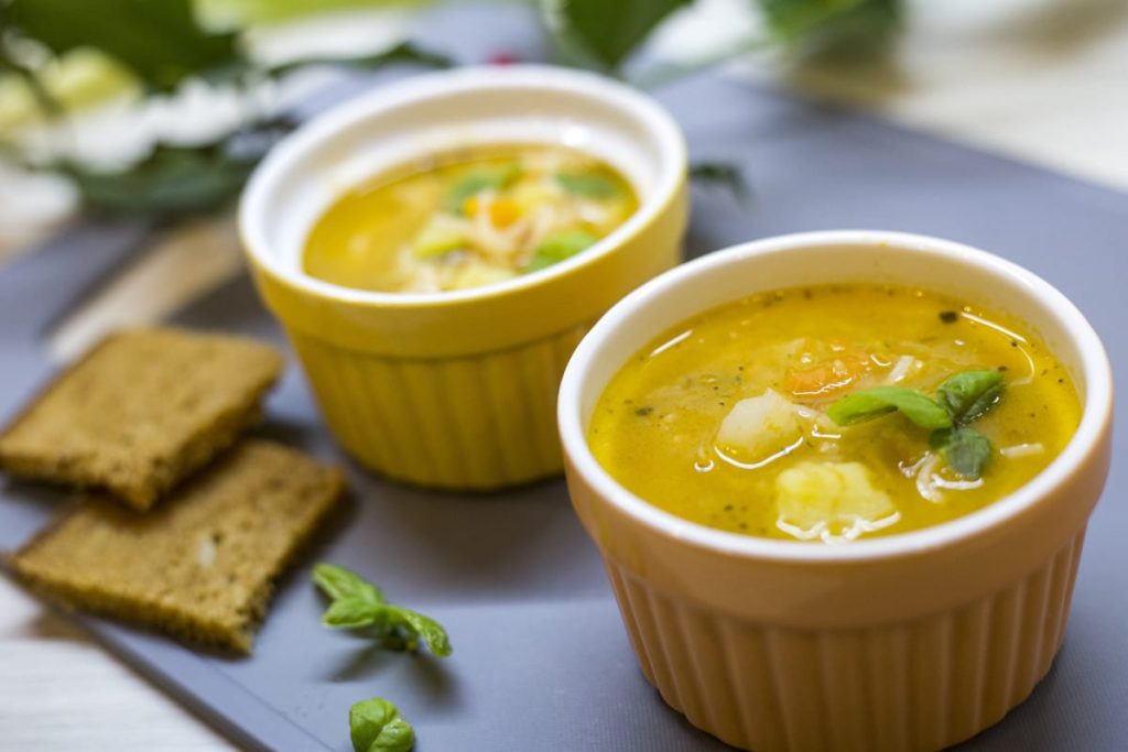 Italienische Minestrone Gemüsesuppe mit Nudeln