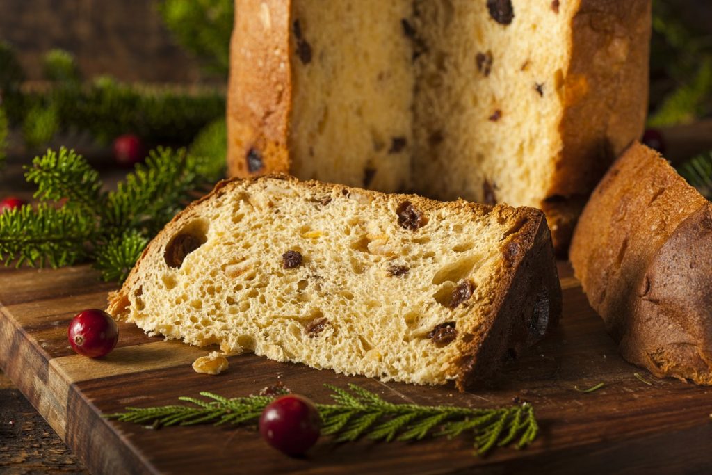 Italienischer Weihnachtskuchen Panettone mit Rosinen und Zitronat