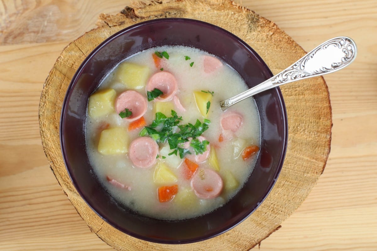 Käsesuppe mit Würstchen und Kartoffeln