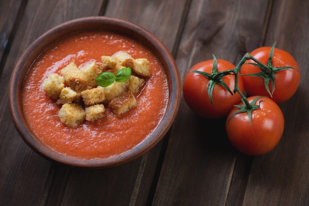 Gazpacho mit Tomaten, Gurken und Paprika – Kalte Gemüsesuppe