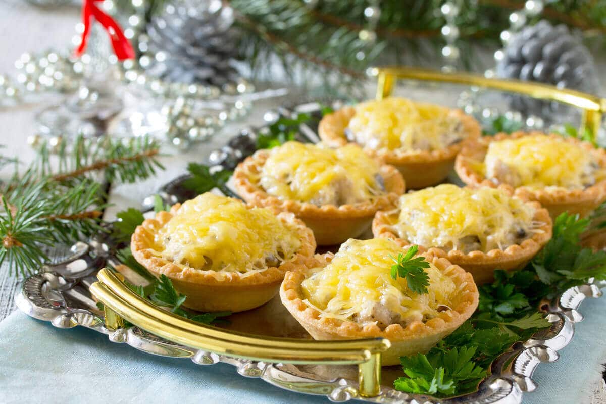 Klassische Julienne in Tartelettes mit Hähnchen und Champignons