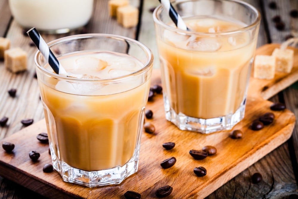 Klassischer Eiskaffee mit Kondensmilch und Schokoladensirup