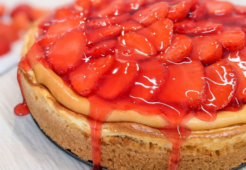 Klassischer Käsekuchen mit Erdbeeren und Tortenguss