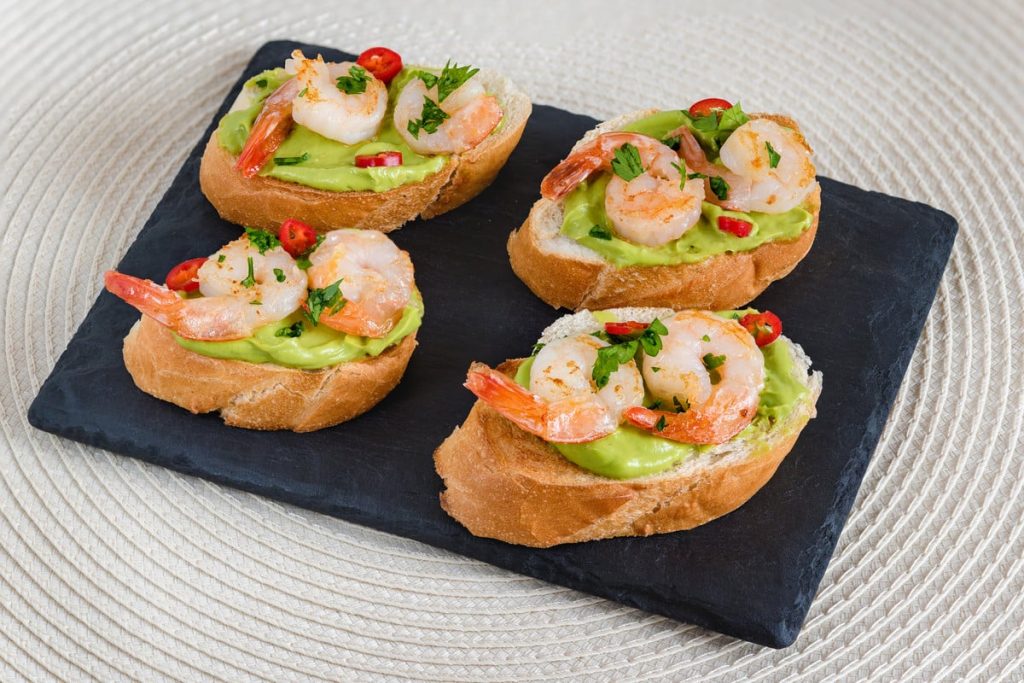 Knusprige Bruschetta mit Garnelen, Avocado-Aufstrich und Kräutern