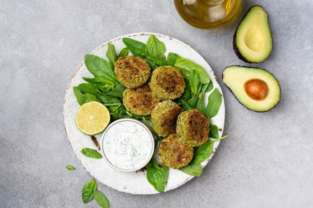 Knusprige Falafel aus Linsen mit Knoblauch und Schnittlauch