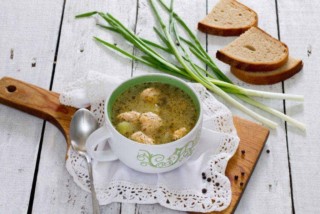 Köstliche Fischsuppe aus Fischfrikadellen mit Kartoffeln und Karotten