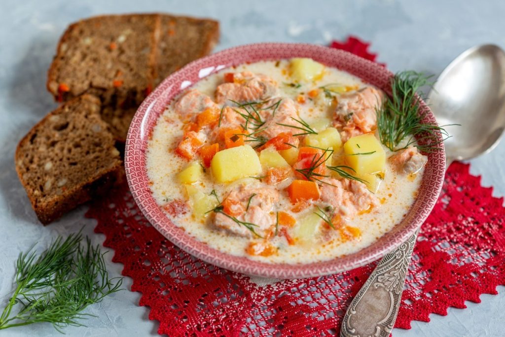 Köstliche Tomatensuppe mit Lachs