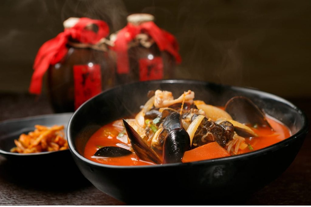 Herzhafte Nudelsuppe mit Kartoffeln, Hühnerleber und Gemüse