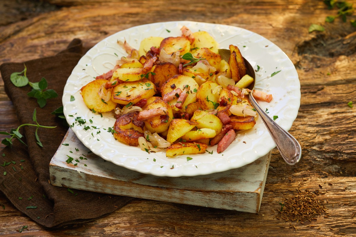 Bratkartoffeln mit Zwiebeln und Speck: Traditionelle Küche