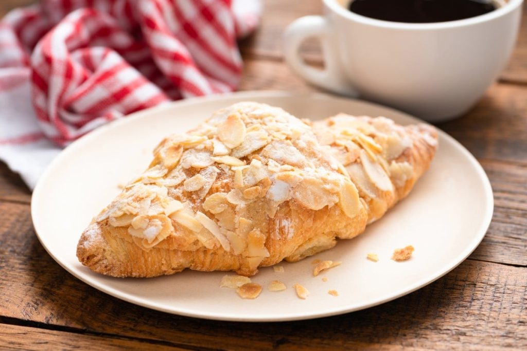 Leckere Croissants mit Mandeln und Butterfüllung