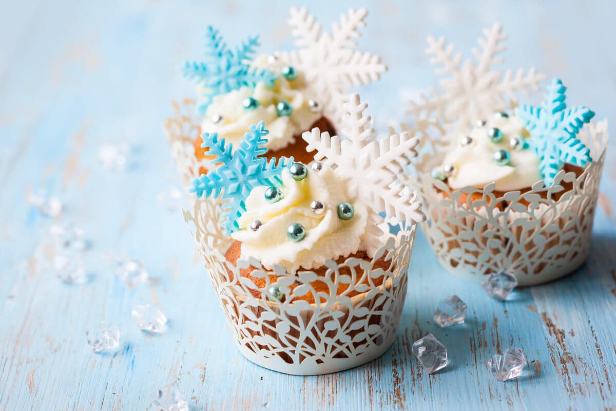 Leichte Weihnachts Cupcakes mit Frischkäse Frosting und Schneeflocken