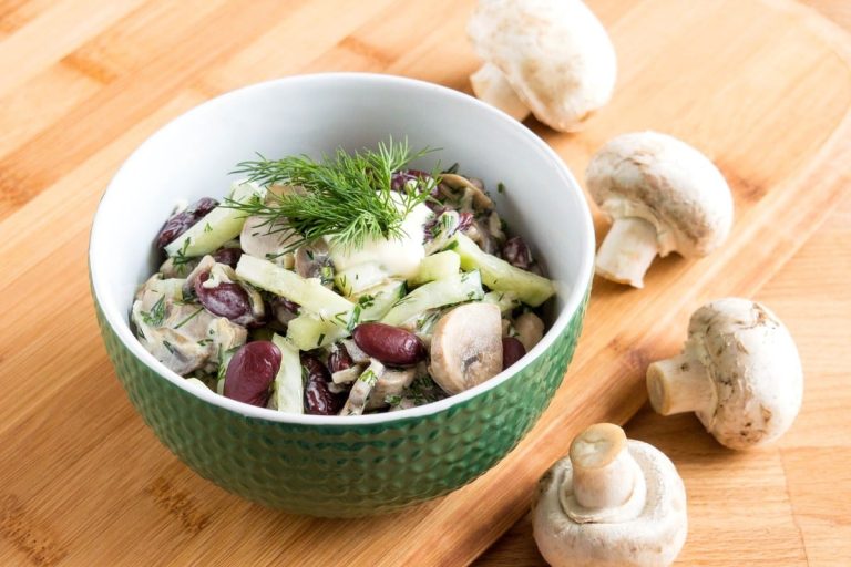 Leichter Kidneybohnensalat mit Gurken, Champignons und Käse