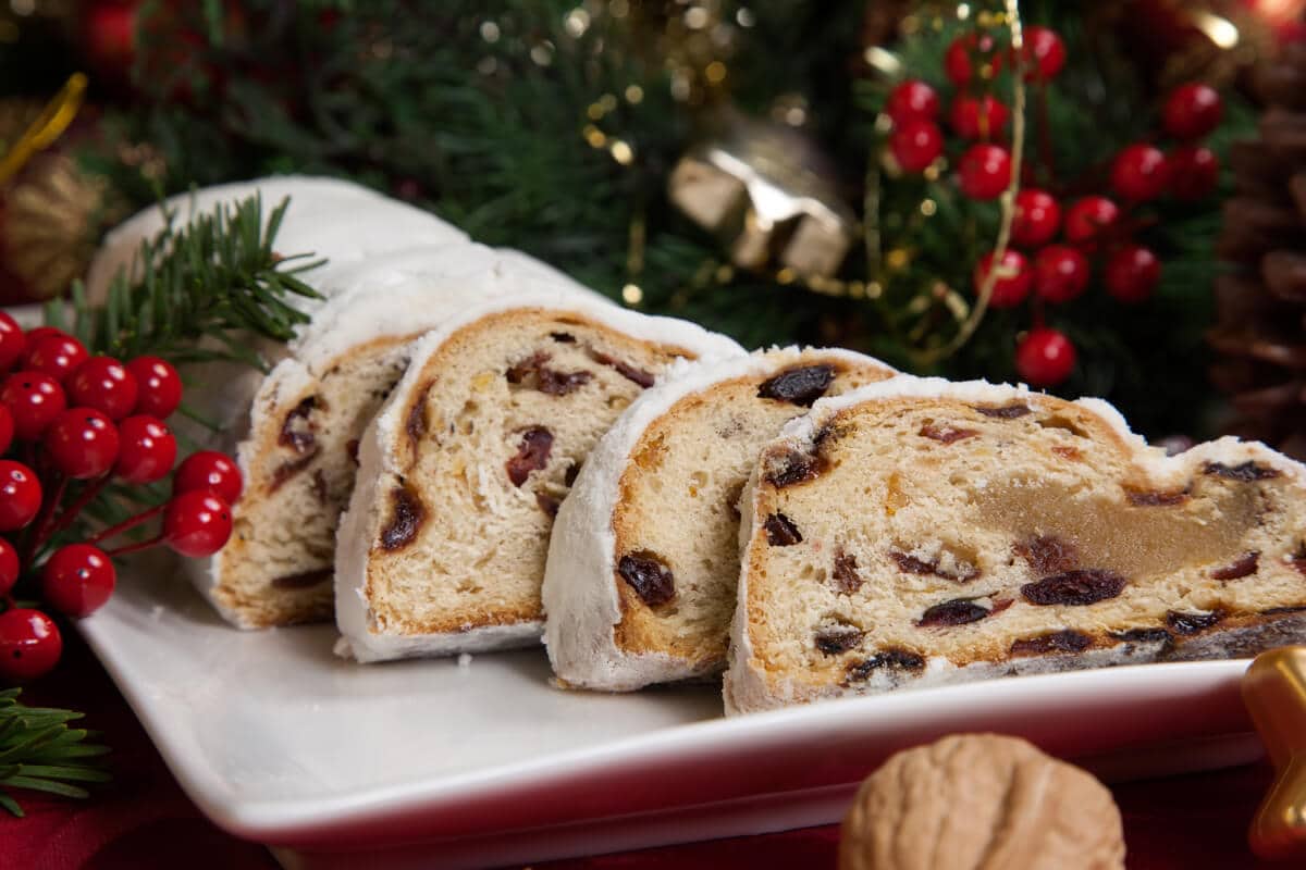 Marzipanstollen mit Rosinen