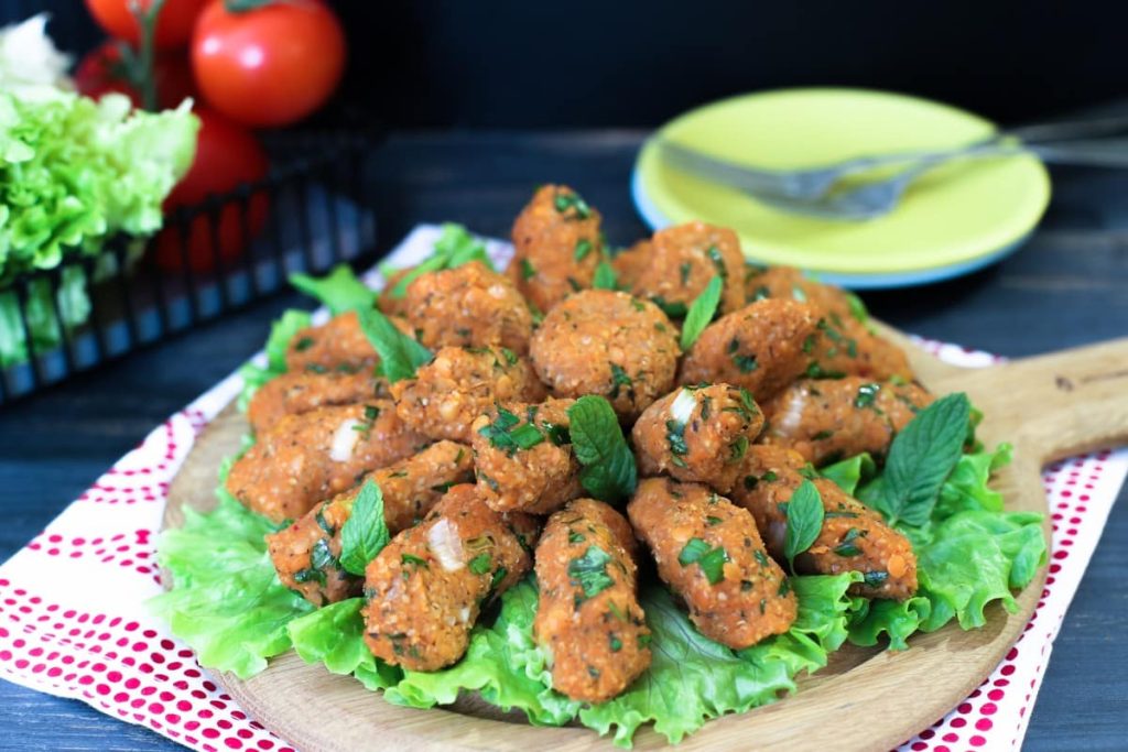 Mercimek Koftesi aus Bulgur und roten Linsen