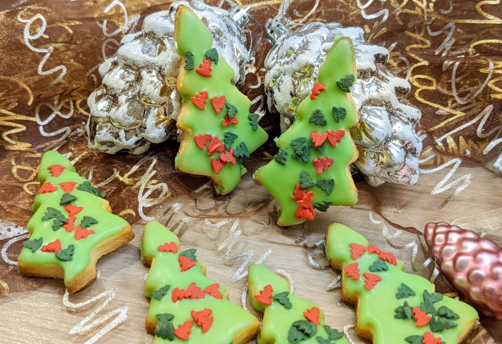 Niedliche Tannen Weihnachtsplätzchen mit Zuckerglasur