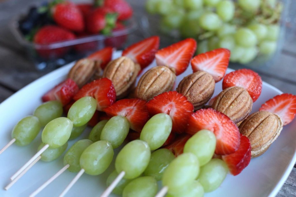 Obst Dessert mit Erdbeeren und Trauben