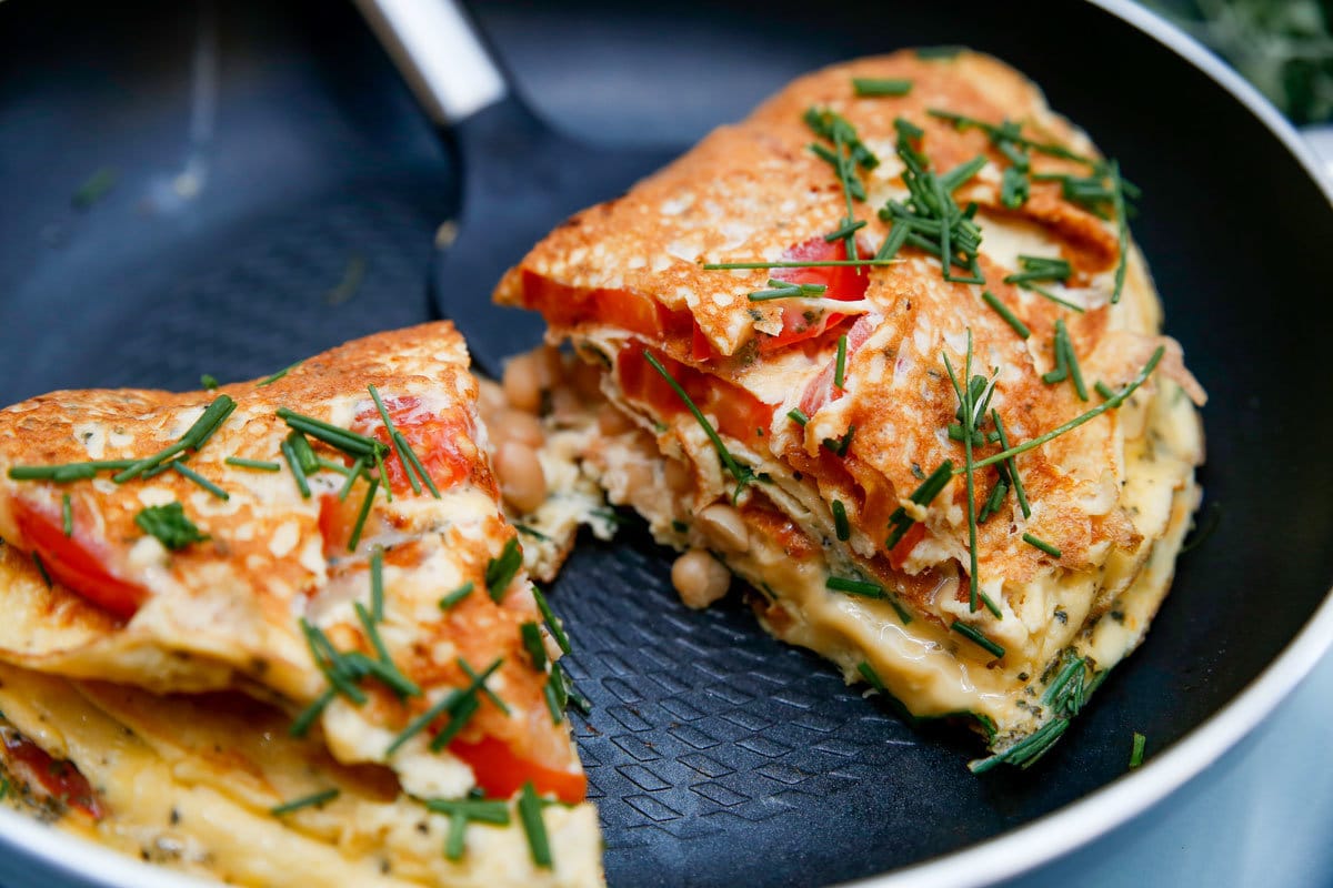 Omelett Eierpfannkuchen mit Tomaten und Bohnen