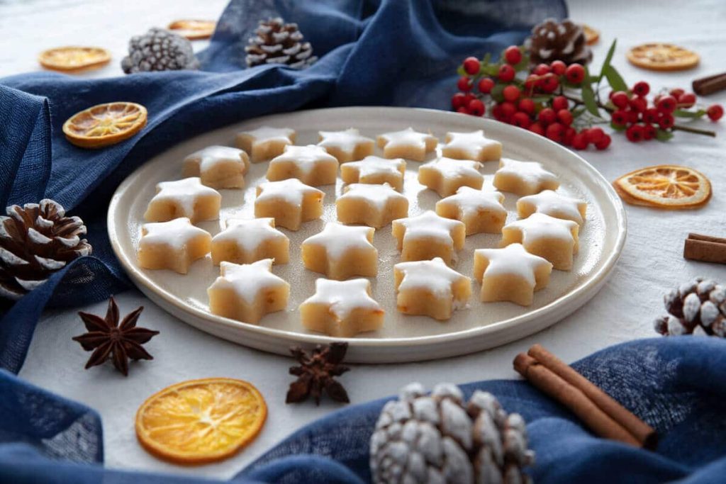 Orangenplätzchen mit Zuckerguss zu Weihnachten