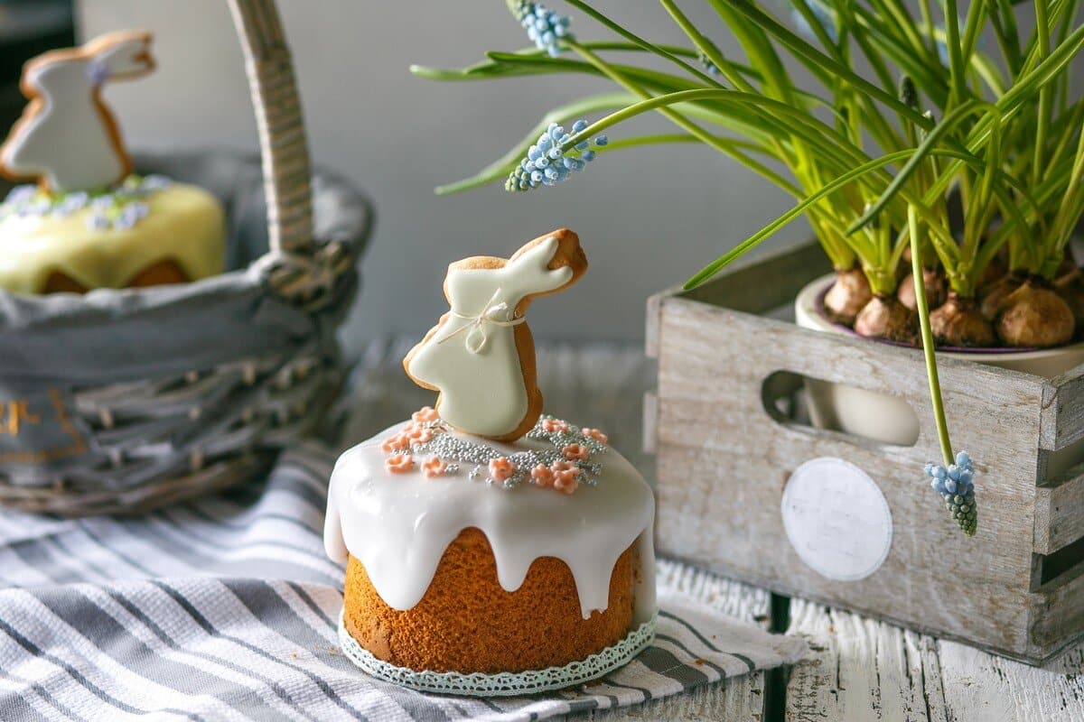 Osterbrot mit Orangenschale, kandierten Früchte und Zuckerglasur