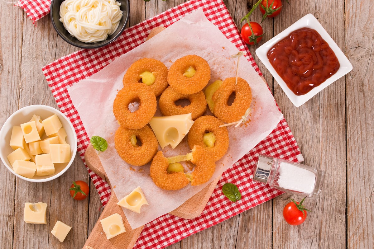 Panierte Zwiebelringe mit Käse in Eiern und Mehl