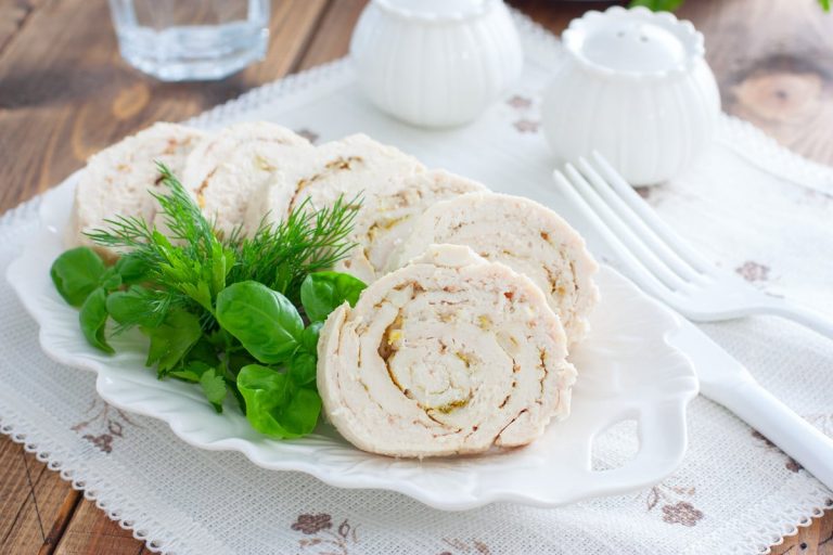 Pikante Hähnchenroulade mit Knoblauch und Ingwer im Ofen